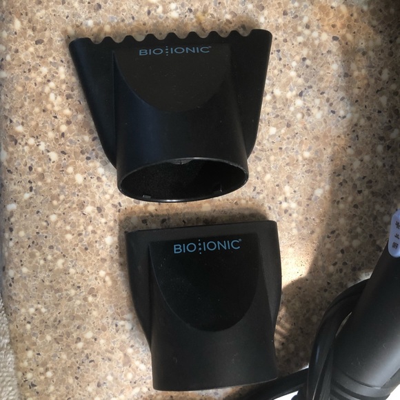 BioIonic PowerLight blow dryer with attachments - Picture 3 of 3